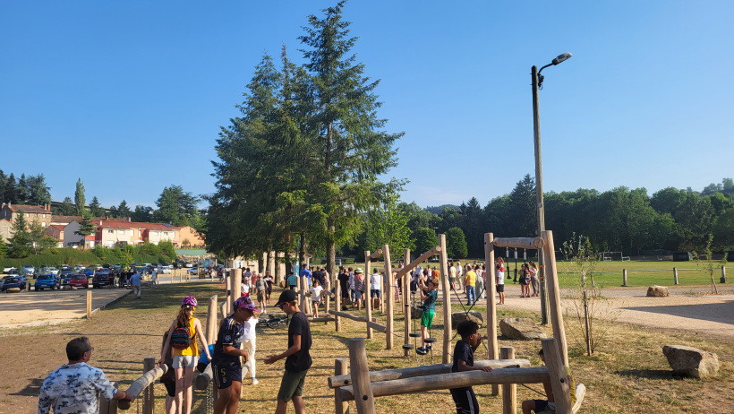 Un terrain de jeu fait de bois