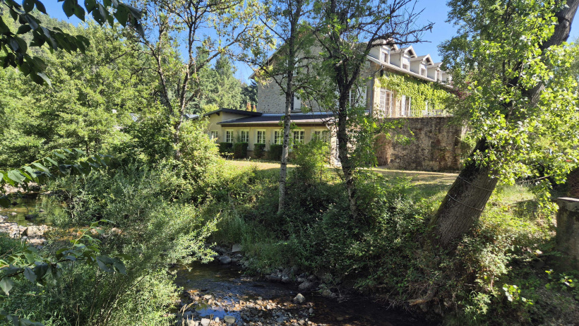 La grande bâtisse au bord de la rivière