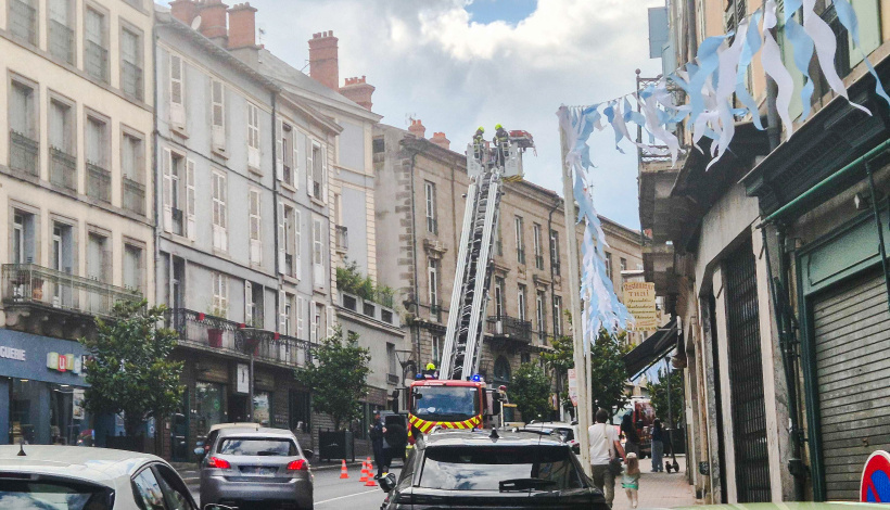 Les pompiers interviennent avec la grande échelle au Puy