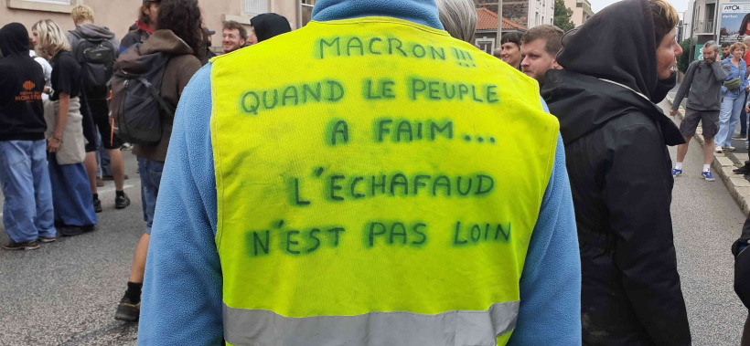 un message inscrit sur un gilet jaune