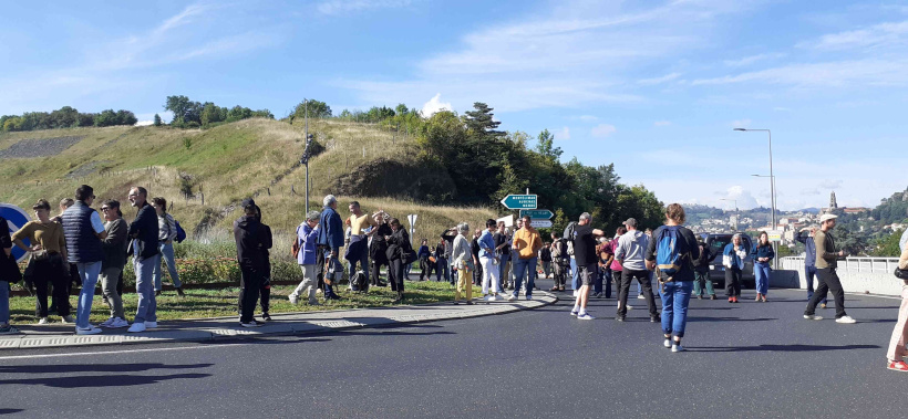 Les manifestants arrivent au rond-point de l'avenue des Belges