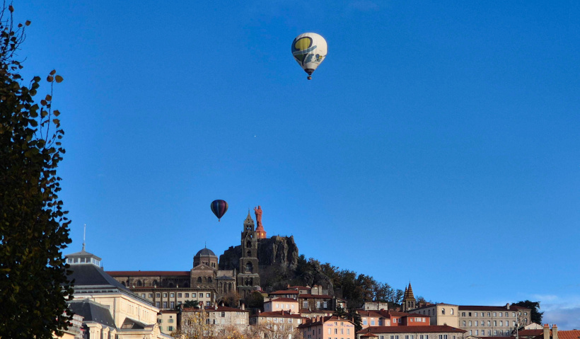 Les montgolfières à deux pas de la statue