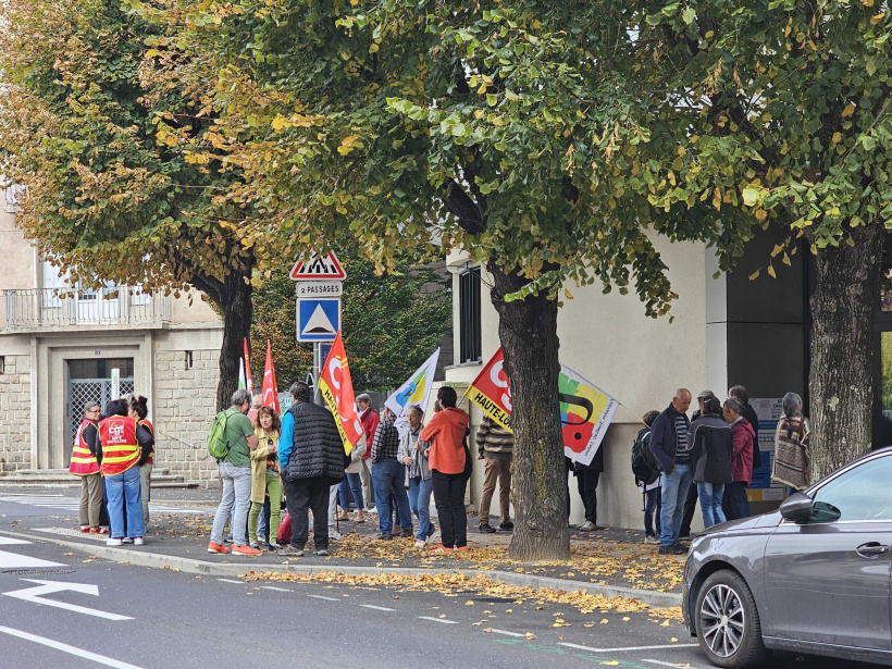 Une trentaine de manifestants étaient présents devant le Medef.