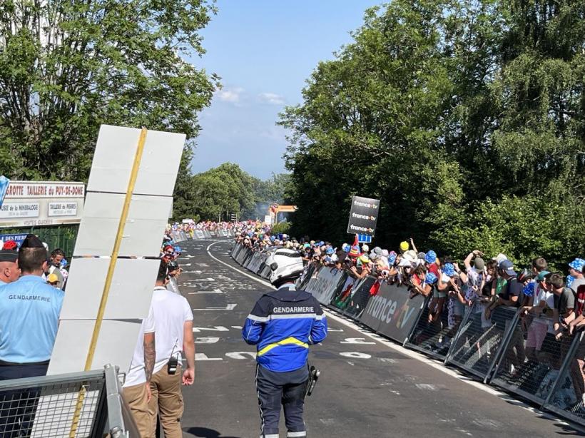 Les forces de l'ordre étaient en place pour bloquer l'accès au sommet à la foule.