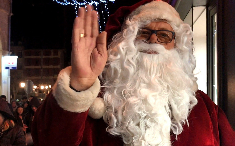 Le vrai Père Noël devrait aussi passer par le Puy pour donner des sourires et des rêves. 