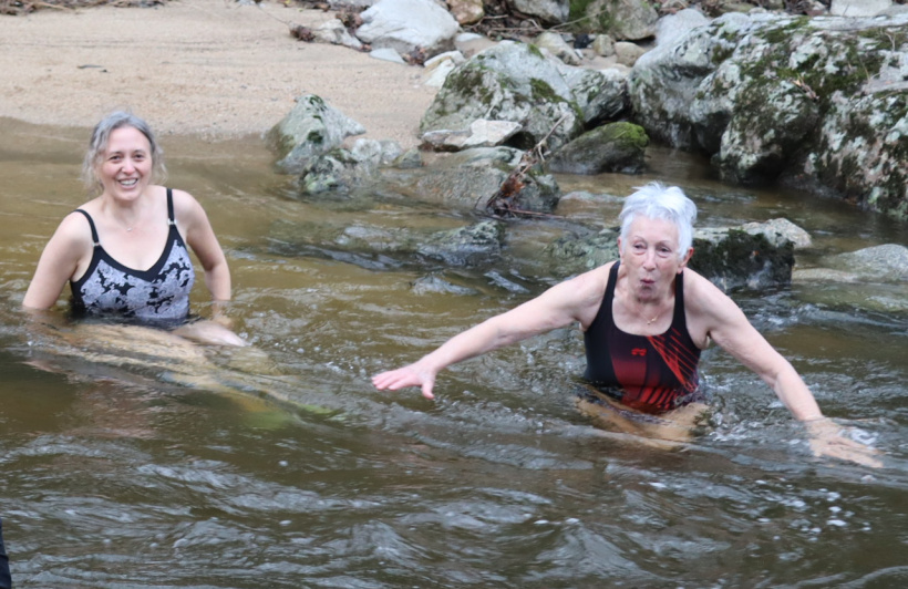 Odile Torti, à droite, est une grande habituée des baignades en eau glaciale. 