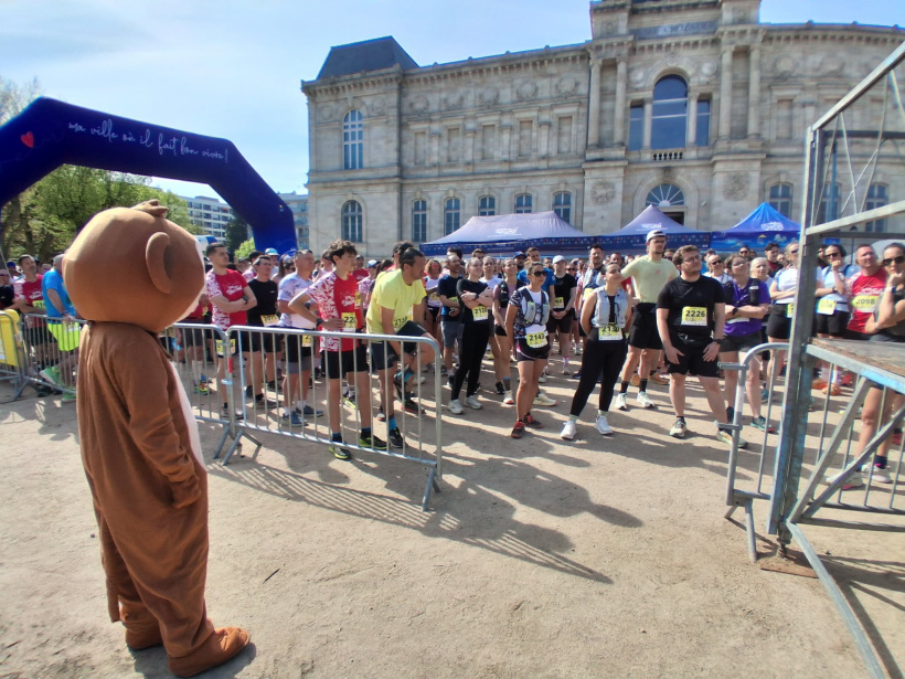 Les coureurs attentifs pour les consignes d'avant-course