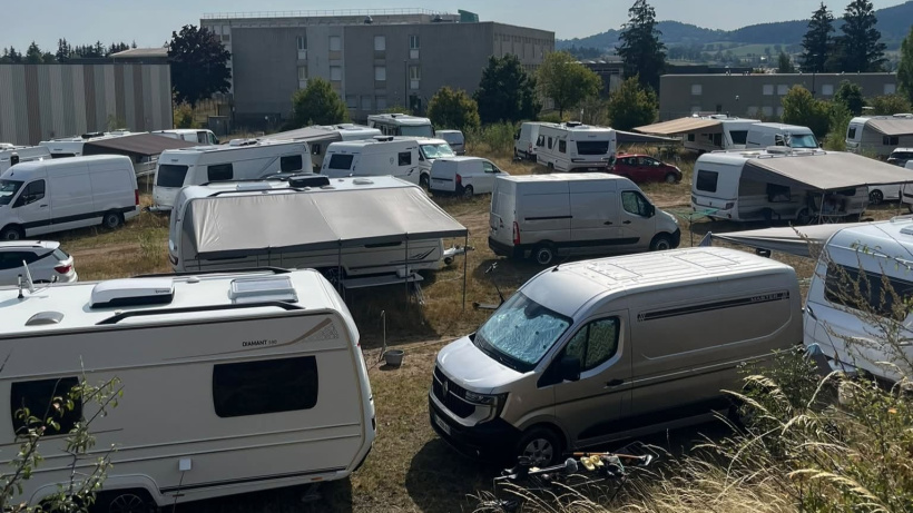 Plusieurs caravanes et autres véhicules ont investi les lieux