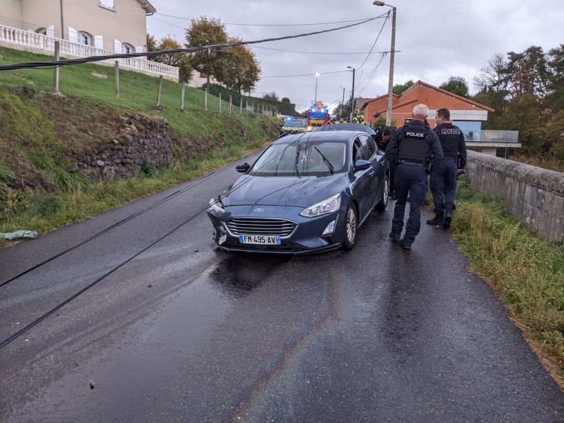 Un Ford Focus a percuté un poteau électrique ce lundi 23 octobre à Polignac