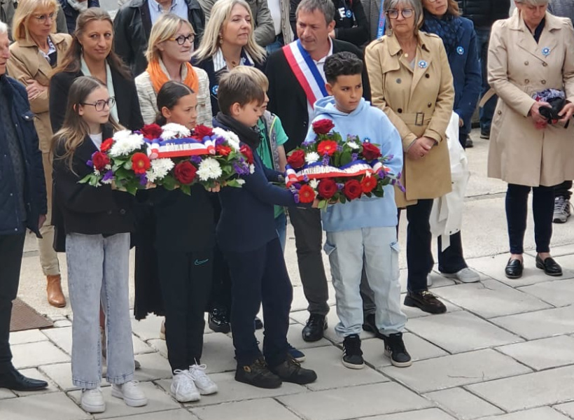 Les jeunes, en connaissant le passé, sont les espoirs de demain. 