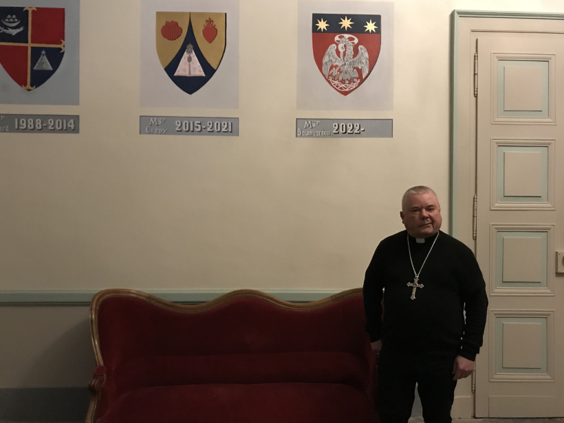 Monseigneur Baumgarten a présenté son blason à la presse.