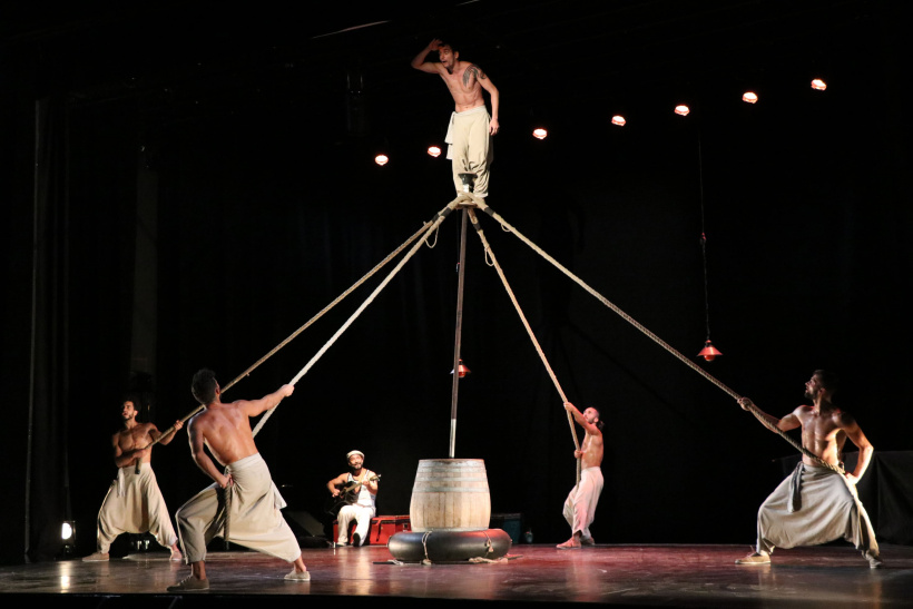 Glaucos : cinq danseurs acrobates et férus de parkour