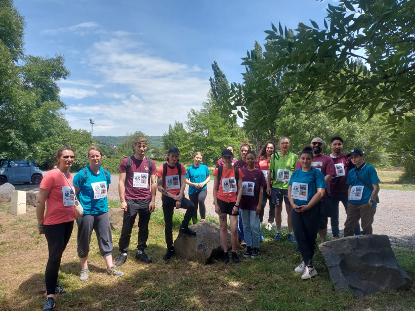 Des jeunes en recherche d’emploi se sont retrouvés lundi sur les rives de la Borne