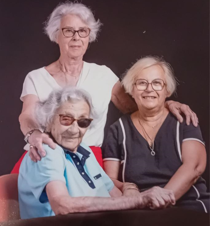 Marguerite avec en haut Monique et à côté Dominique, ses deux filles.