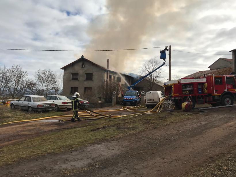 Le feu aurait démarré dans l'atelier accolé à la maison. 