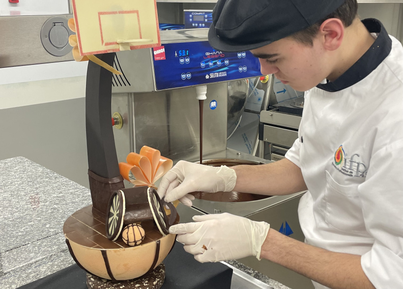 Réalisation du chef d'oeuvre des apprentis chocolatiers en hommage aux Aigles