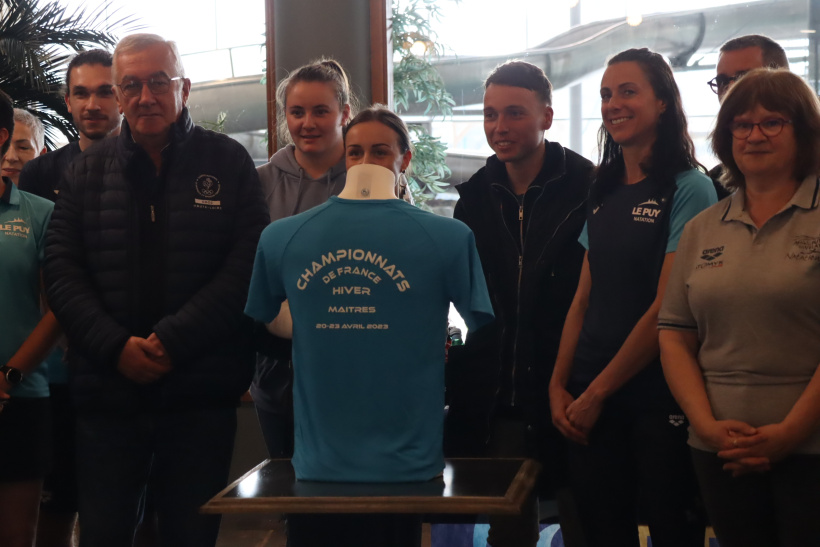 Présentation du t-shirt de la compétition lors de la conférence de presse