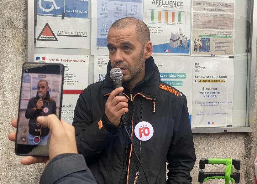 Laurent Berne, devant l'entrée de la préfecture, en attente des décisions du CDEN.