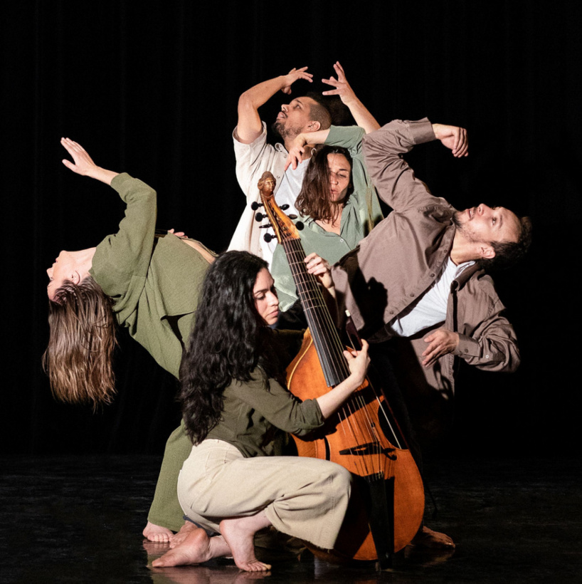 Phénix : quatre danseurs dialoguent avec un instrument à corde