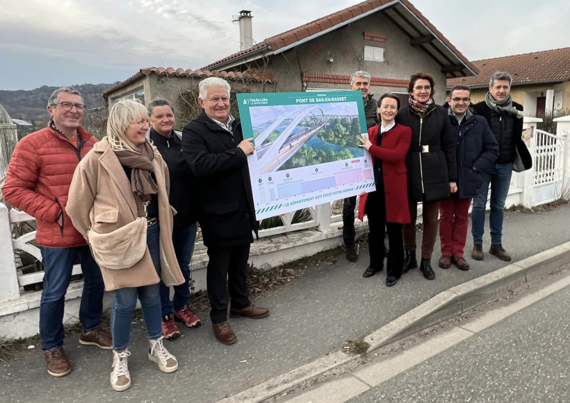 Marie-Agnès Petit, des élus et les porteurs du grand projet routier. 