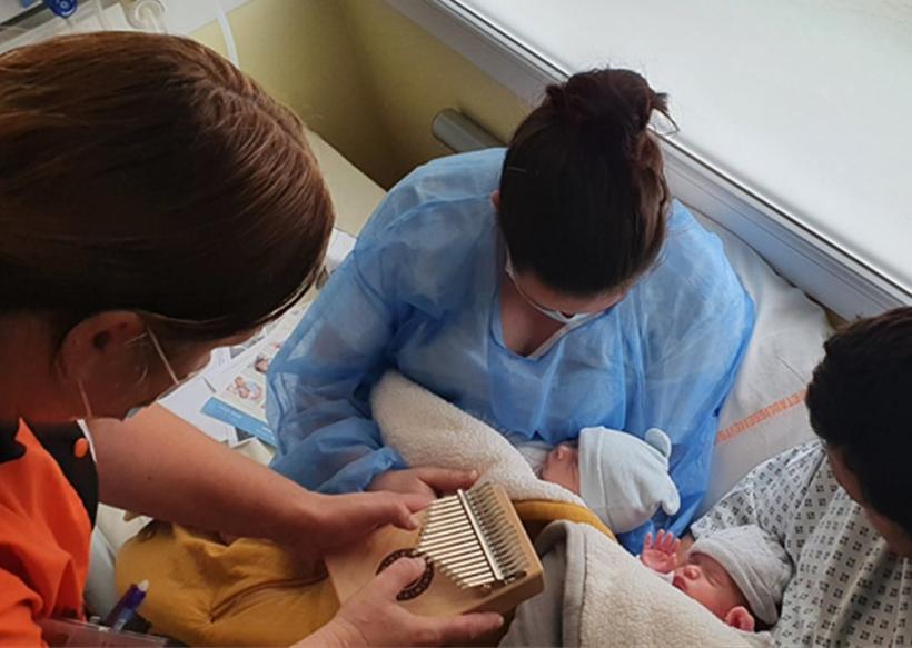 Une séance de musicothérapie avec Laure Bayon. 