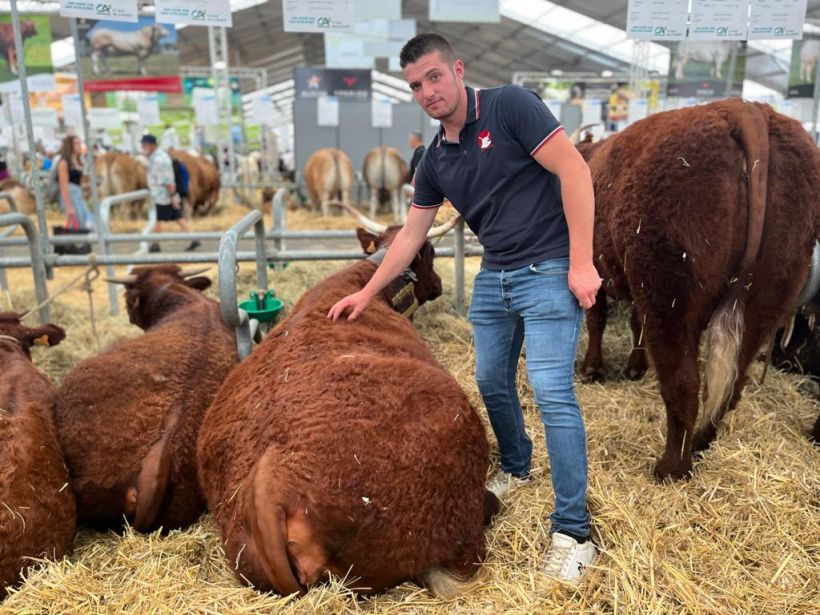 Florian est éleveur de Salers dans la vallée du Puy Mary.