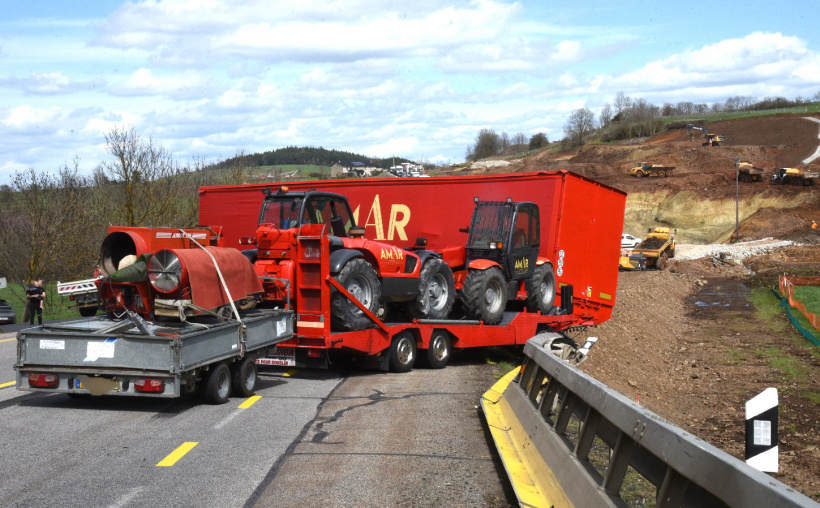 Le camion du cirque Amar bloque la route nationale en sortie du Pertuis.