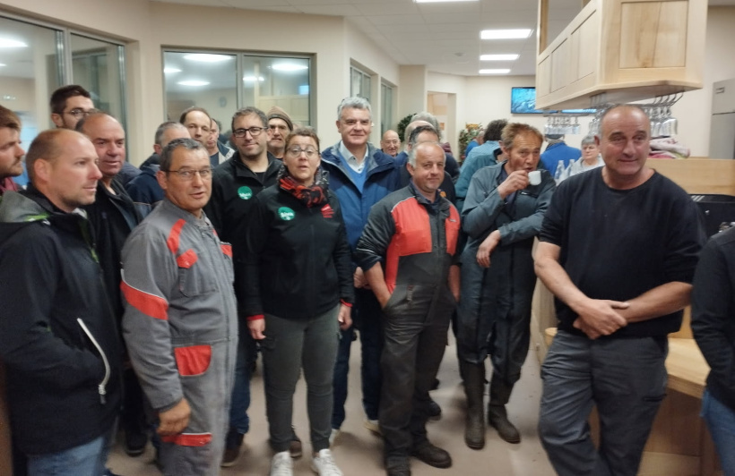 (En bleu), le député Peter Vigier aux côtés des éleveurs (à Saugues, le 23 mai 2025). 