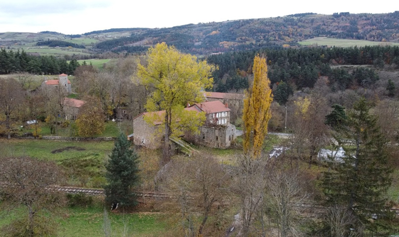 Le hameau vu du ciel traversé par le vélorail