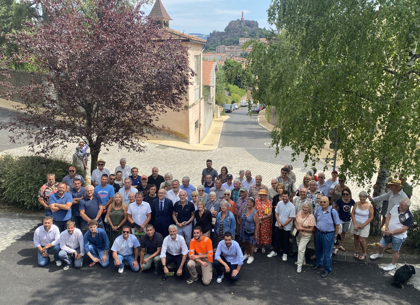 Photo de groupe au pied de la statue de Saint-Jacques