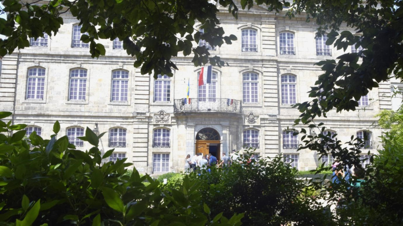 L'arbre de la victoire propose une ombre appréciable sur la place