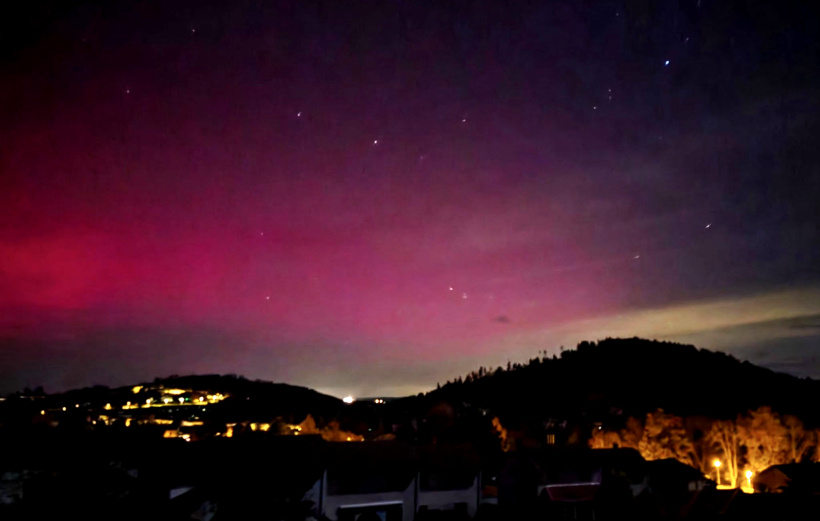 Comme des milliards de papillons pastels qui s'accrochent sur les confins du monde.