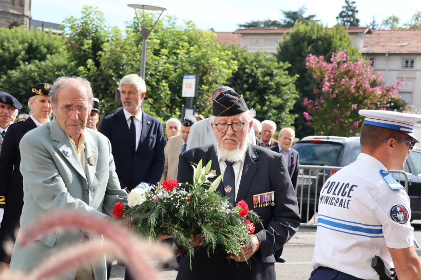 Les anciens combattants déposent des gerbes devant le monument