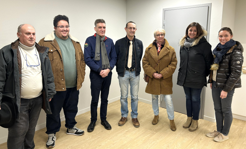 Laurent Barbalat (avec la cravate) aux côtés des élus et des partenaires du projet. 