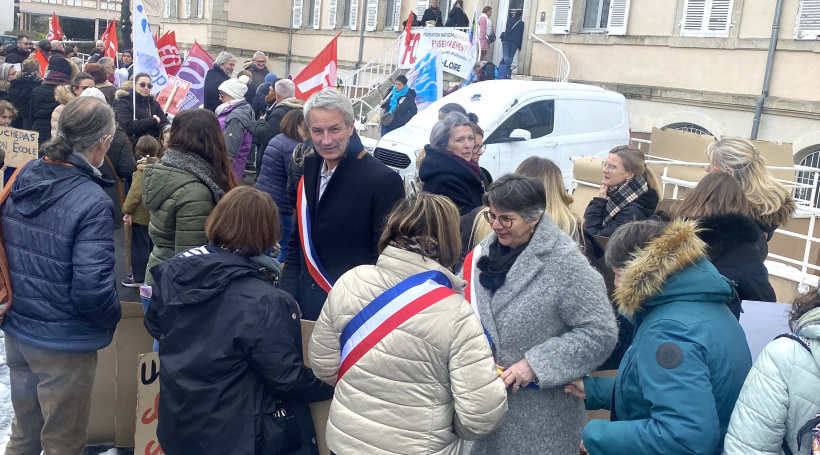 Gérard Beaud, au centre de la manifestation, indigné par la carte scolaire en projet.