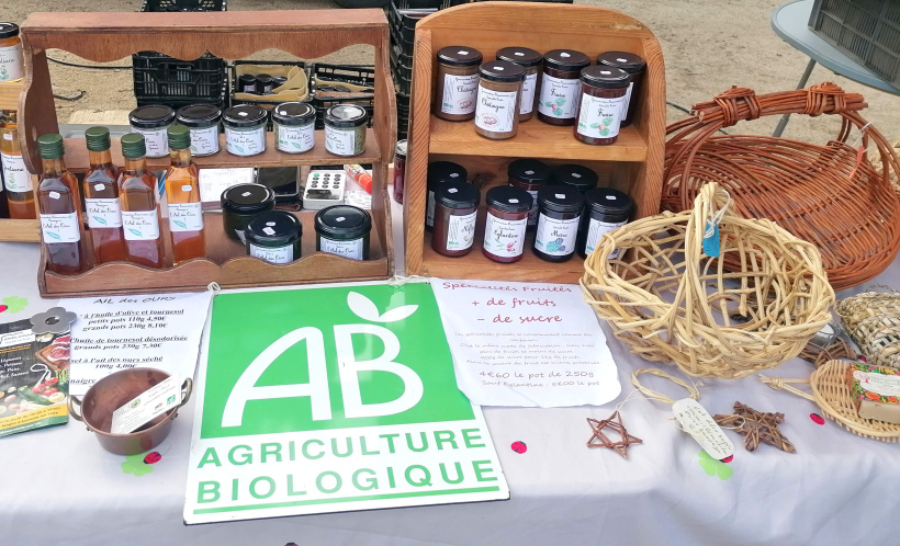 L'attribution du label AB est faite par l'Agence Bio pour les agriculteurs très bio. 