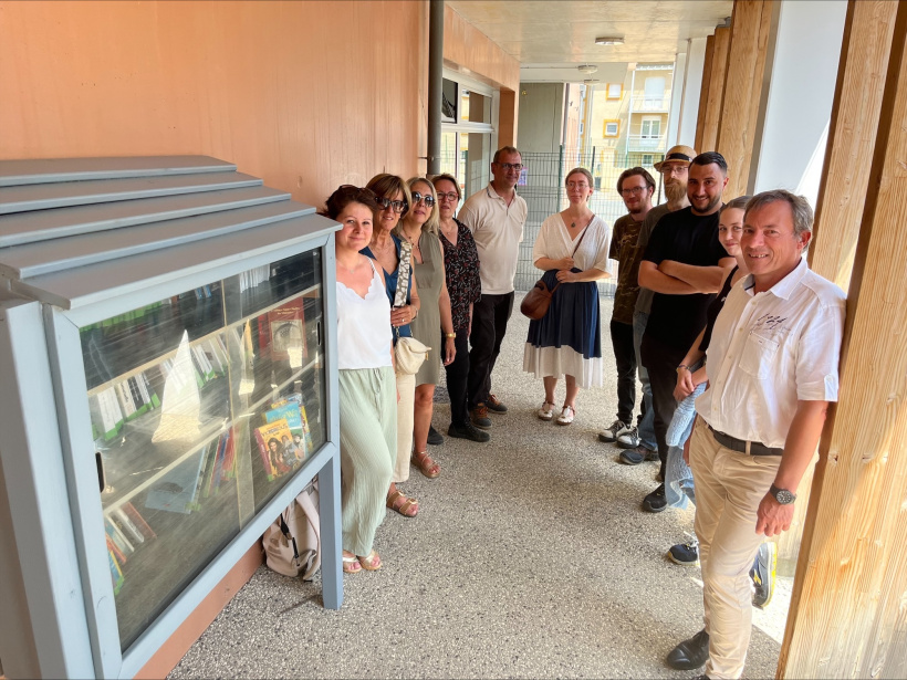 Inauguration de la boîte à livres devant l'école de Vals-près-le-Puy