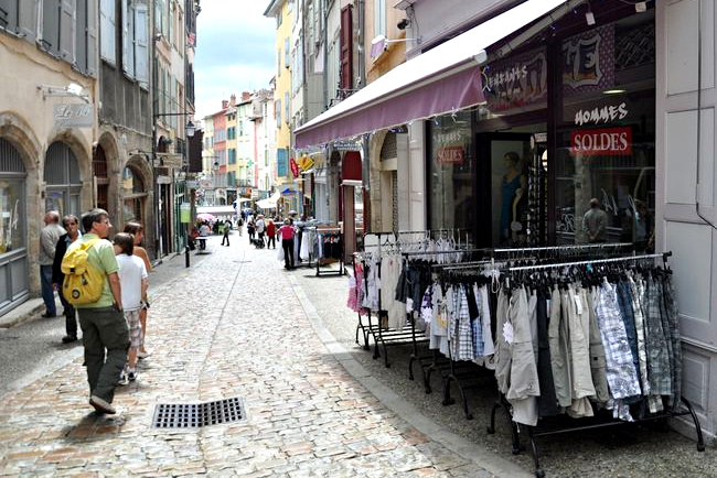 Pour que les gens achètent dans les boutiques du Puy-en-Velay. 