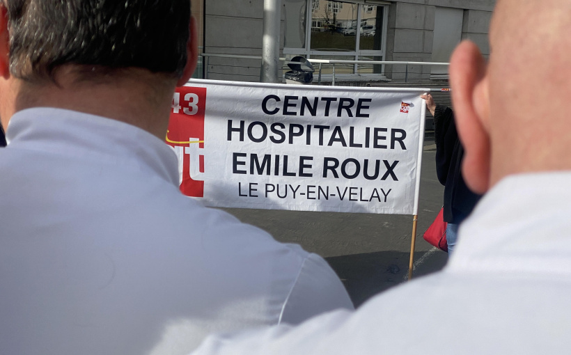 Les brancardiers, un genou à terre, écrasés par le surcroit d'activité du CHER.