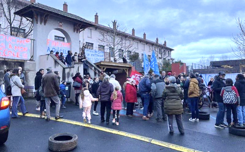 Enfants, parents et professeurs, mobilisés pour sauver leur classe à Brioude. 