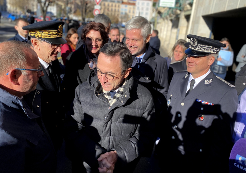Bruno Retailleau devant Laurent Wauquiez pour les adhérents des Républicains.