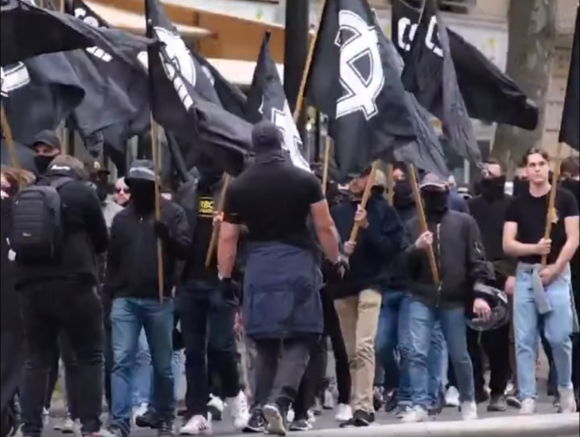 Drapeaux noirs, Croix celtiques, symboles néonazis... l'air d'une époque des plus sombres.