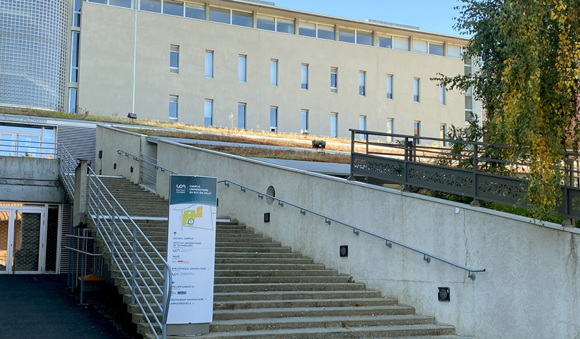 Le restaurant se trouve dans la rue Jean-Baptiste Fabre, au Puy-en-Velay