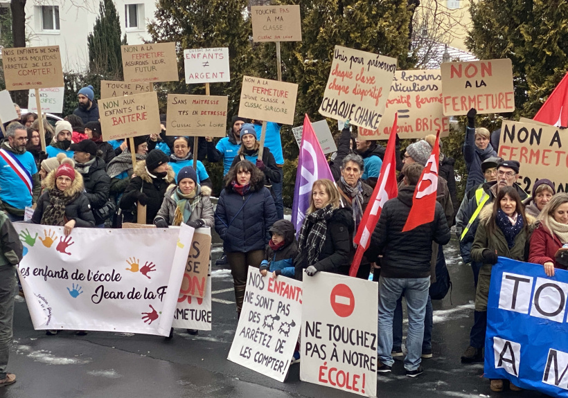 Environ 200 personnes sur le parvis de l'Inspection Académique de la Haute-Loire.