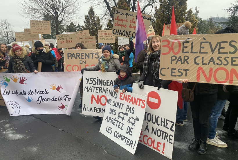 Rare est de voir autant de personnes devant l'IA pour contester la carte scolaire.  