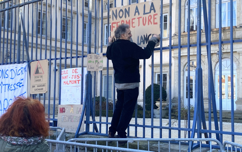 Les messages sont clairement affichés sur les grilles du bâtiment public. 