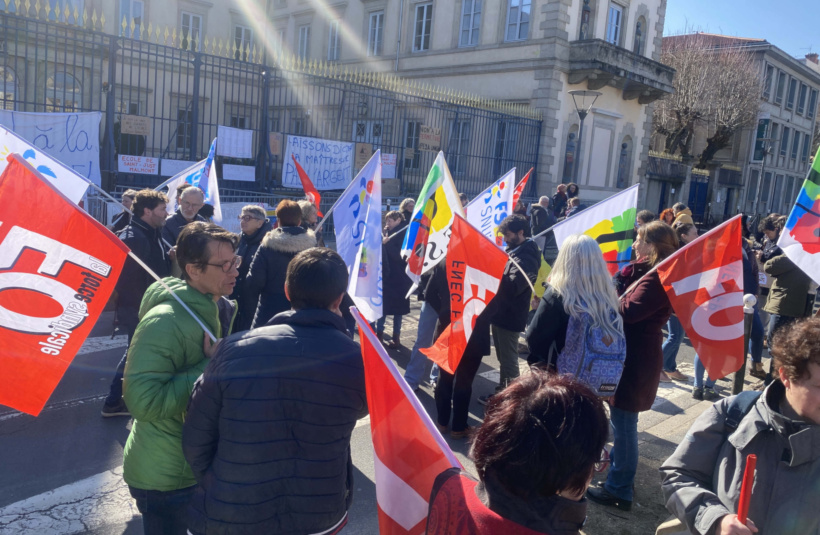 Syndicats, parents, enfants... mobilisés devant la préfecture de la Haute-Loire. 