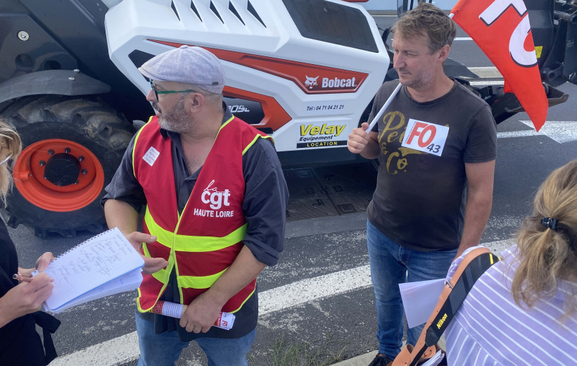 Pierre Marsein, CGT 43, et Vincent Delauge, FO 43, en train de tracter à Brives-Charensac