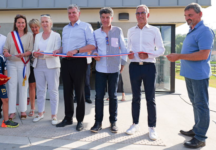 Les élus et partenaires au moment de l'inauguration officielle des nouveaux vestiaires.