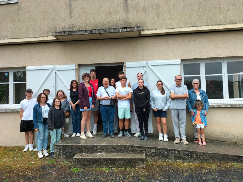 Jeunes et encadrants ont collaboré pour terminer le chantier